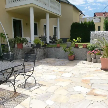 Garten- & Loggia-appartement Herrenhaus Apartament