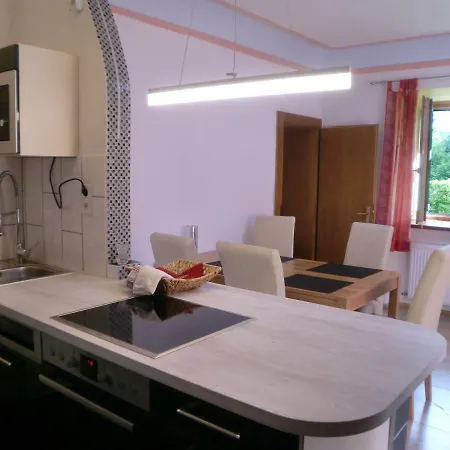 Garten- & Loggia-appartement Herrenhaus شقة *