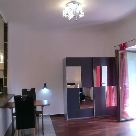 Garten- & Loggia-appartement Herrenhaus شقة